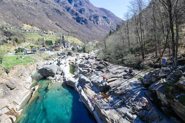 View Village Rocks Clear Verzasca River Lavertezzo Ticino Switzerland — Stock fotografie