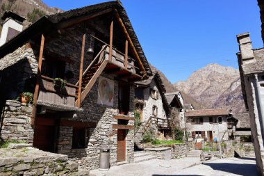 Sonogno, İsviçre, 10 numara. Nisan 2022: İsviçre 'nin Ticino şehrinde inşa edilmiş eski Rustico evlerinin bulunduğu Sonogno Tarihi Köyü