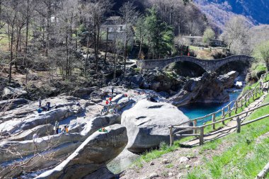 Lavertezzo, İsviçre, 10 numara. Nisan 2022: Verzasca Nehri 'ni geçen Ponte dei Salti adlı tarihi Romain Köprüsü.