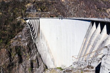 Verzasca Barajı İsviçre 'de Val Verzasca, Gordola, Ticino' da 220 metre yüksekliğindedir.