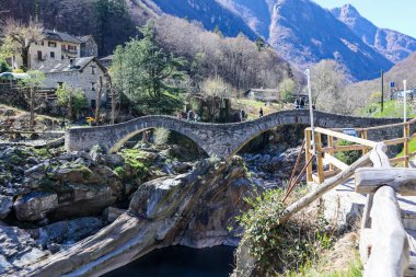 Lavertezzo, İsviçre: Tarihi Romain Köprüsü, Ponte dei Salti, Verzasca Nehri 'ni geçiyor.