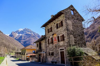 Sonogno, İsviçre, 10 numara. Nisan 2022: İsviçre 'nin Ticino şehrinde inşa edilmiş eski Rustico evlerinin bulunduğu Sonogno Tarihi Köyü