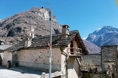 Sonogno, İsviçre, 10 numara. Nisan 2022: İsviçre 'nin Ticino şehrinde inşa edilmiş eski Rustico evlerinin bulunduğu Sonogno Tarihi Köyü