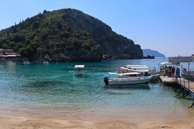 Yunanistan 'ın Korfu kentindeki Paleokastritsa' nın kumlu plajı