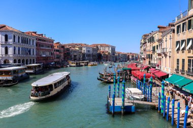 Venedik, İtalya, 11. Haziran 2022: Kanal Grande 'de bir toplu taşıma teknesi.