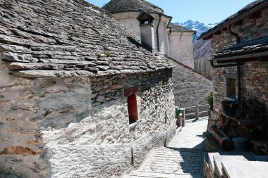 Sonogno, İsviçre, 10 numara. Nisan 2022: İsviçre 'nin Ticino şehrinde inşa edilmiş eski Rustico evlerinin bulunduğu Sonogno Tarihi Köyü