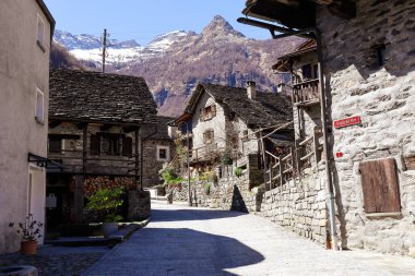 Sonogno, İsviçre, 10 numara. Nisan 2022: İsviçre 'nin Ticino şehrinde inşa edilmiş eski Rustico evlerinin bulunduğu Sonogno Tarihi Köyü