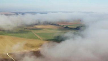 Bulutların arasından kırsal bölgelere doğru çekilen görüntüler