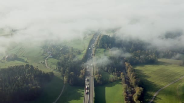 Autoroute Bondée Dans Paysage Cinématographique Nuages Forêts — Video