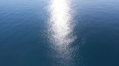 Sonsuz deniz manzarası Sabah güneşi yansıması