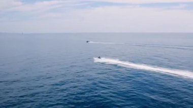 İnsanlar harika tatiller geçirirken jetsky 'lerde eğleniyorlar.