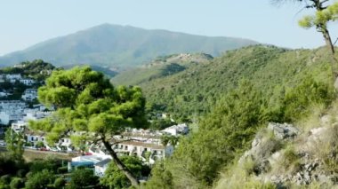 Costa del Sol 'un batısındaki dağ köyünün görüntüsü.