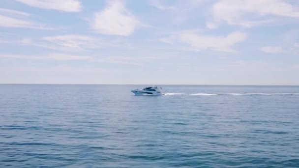 Privates Motorboot Zerbricht Langsam Auf Dem Meer — Stockvideo