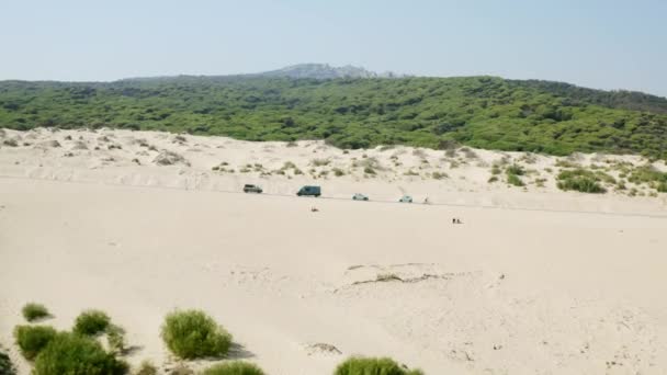 Coche Conduciendo Por Carretera Desértica Duna Valdevaqueros — Vídeos de Stock