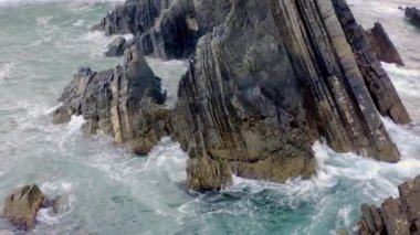 Portekiz sahilinde denizde iki kireçtaşı kayası.