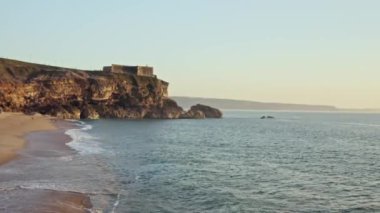 Nazare 'nin ünlü sörf yeri Portekiz' de.