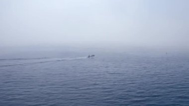 Sisli deniz sularından kaçan küçük bir tekne.