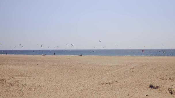 Volar Los Kitesurfistas Divirtiéndose Playa Tarifa Cádiz — Vídeos de Stock