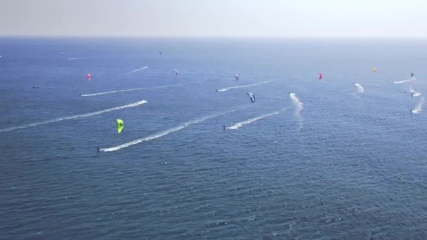 Kitesurfare Som Har Kul Vid Kusten Tarifa Stranden — Stockvideo