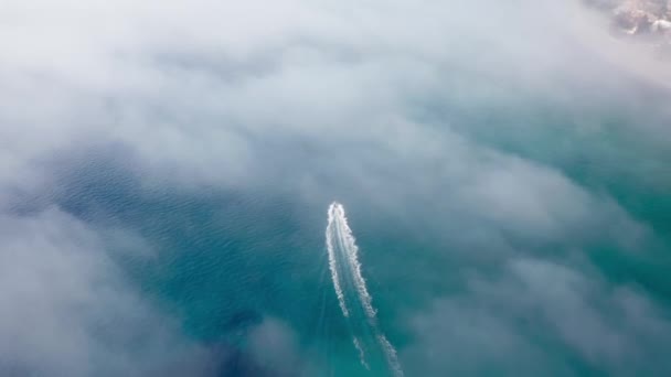 加快木筏穿越多雾的海洋 — 图库视频影像