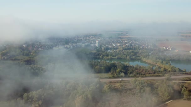 Vlucht Door Wolken Naar Industriële Stad — Stockvideo