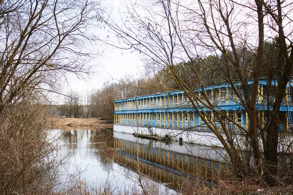 Donmuş sonbahar doğasıyla çevrili eski bir nehir akınına iniş sahnesi.