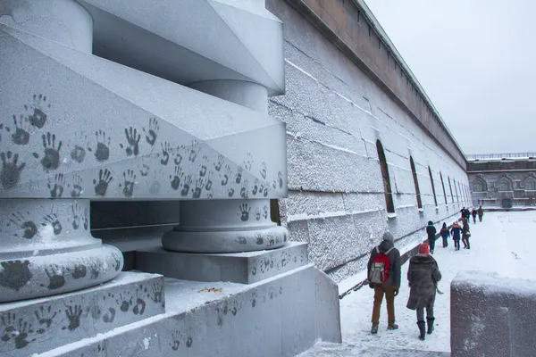 Antik bir kalenin kar tozuyla kaplı granit duvarında bir çok insanın parmak izi var. Gezgin turistler taştaki bu ayak izlerine ek olarak, kuşlar için de biraz yiyecek bıraktılar.