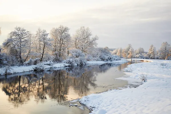 Kış nehri, karlı ve harika bir çerçevede, güneşli bir günde