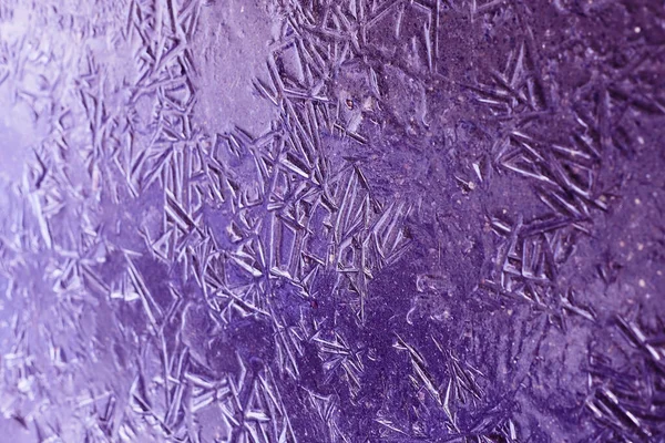 Donmuş bir su birikintisinin buzlu yüzeyinde inanılmaz soğuk desenler var.