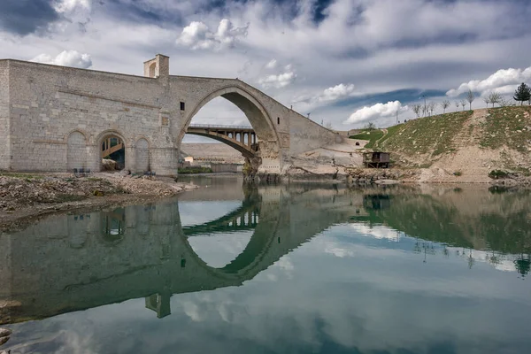 Orta Çağ 'da inşa edilen Malabadi köprüsü, tek gözünü Batman nehri sularının yüzeyine yansıtıyor.