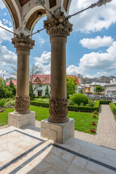 ルーマニア正教会の入り口に化合物の首都と石の列 — ストック写真