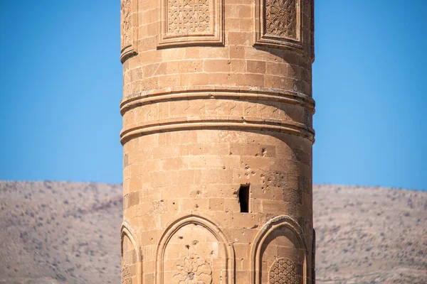 Del Utsmyckad Minaret Med Upphöjda Mönster Och Bokstäver Röd Sandsten — Stockfoto