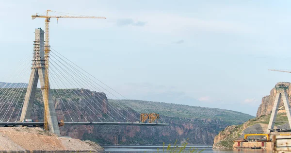 在湖水上建造一座现代吊桥 — 图库照片