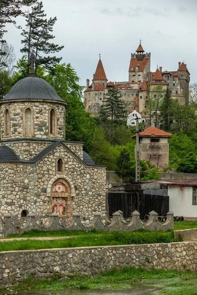 Igreja Ortodoxa Pedra Perto Castelo Bran Entre Florestas Transilvânia Romênia — Fotografia de Stock