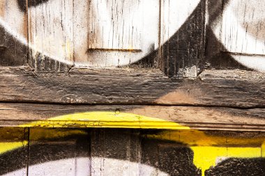 Sokağa çeşitli sprey renklerle boyanmış eski ahşap kapılar. Vektör ahşap yapısı