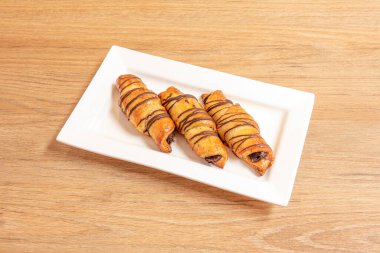 Çikolata dolu beyaz tepsi kruvasan