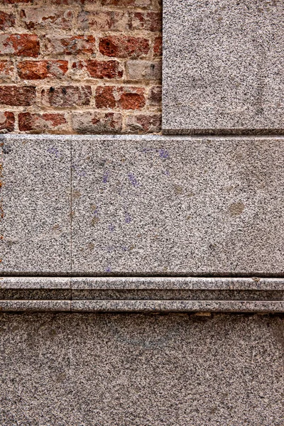 在粘土和水泥砖上有花岗岩板的墙 矢量花岗岩纹理背景 — 图库照片