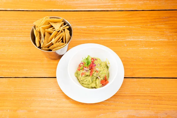 Assiette Guacamole Mexicaine Fraîche Avec Copeaux Maïs Persil Tomate — Photo