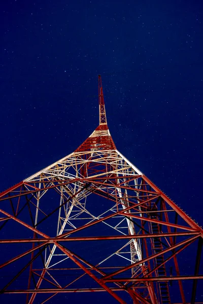 Stahlturm Rot Und Weiß Vor Einer Sternenklaren Nacht Gebaut Hochspannungskabel — Stockfoto