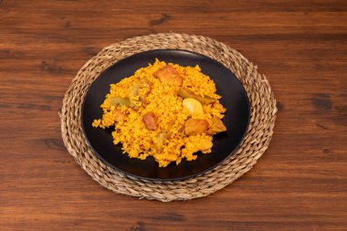 Tipik bir İspanyol meze restoranında servis edilen leziz Valensiyalı paella porsiyonu.