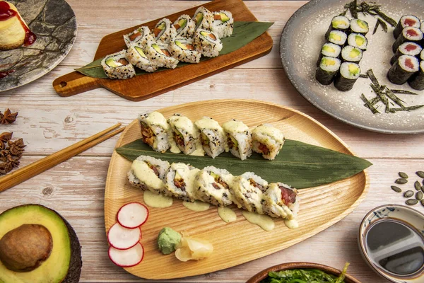 Komposition Japanischer Sushi Gerichte Mit Uramaki Maki Nori Algen Kalifornischer — Stockfoto