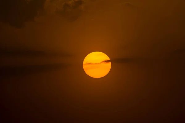 Астро Солнце Сквозь Облака Заката Пляже — стоковое фото