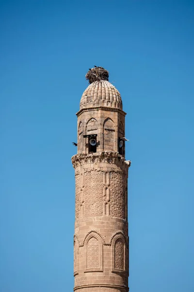 Antico Minareto Arenaria Con Altoparlanti Cicogne Nidificano Cima — Foto Stock
