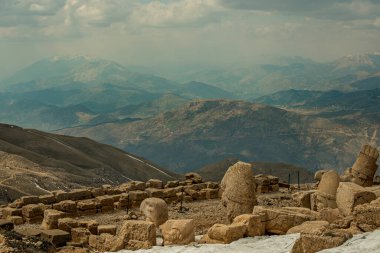 Tanrıların liderleri ve mitolojik figürler Tanrıların dağının tepesinde ve etrafındaki tepelerin manzarası