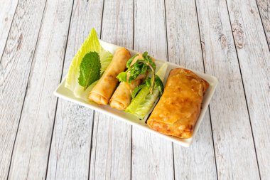 Kızarmış Vietnam ve Çin Bahar Rolls 'u ile Marul ve Nane Şekeri