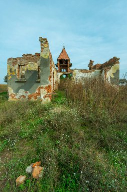 Terk edilmiş ve yarım yamalak bir malikane. Güzel, güneşli bir günde tarlanın ortasında.