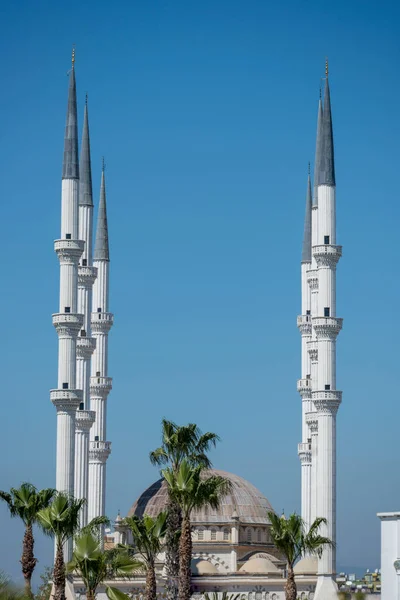 Impresionante Vista Mezquita Mersin Con Sus Seis Minaretes Gemelos Blancos — Foto de Stock