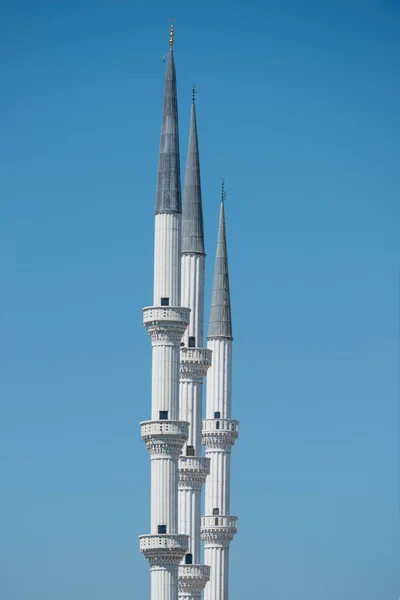 Minaretes Brancos Mesquita Muçulmana Mersin Construída Com Arquitetura Otomana — Fotografia de Stock