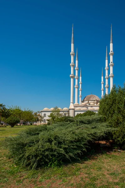 Jardins Redor Mesquita Mersin Muçulmana Com Seis Minaretes Arquitetura Otomana — Fotografia de Stock
