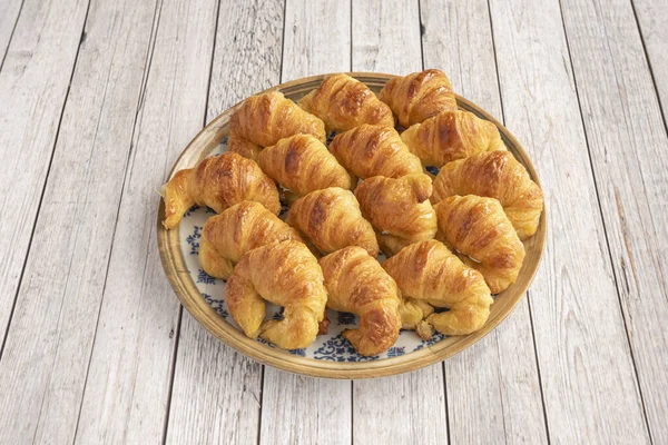 Arany Szegélyezett Kék Lemez Tele Mini Vaj Croissant Könnyű Asztalon — Stock Fotó